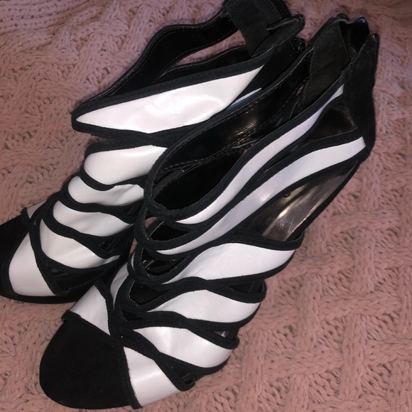 Black & White Heels - Picture 3 of 4